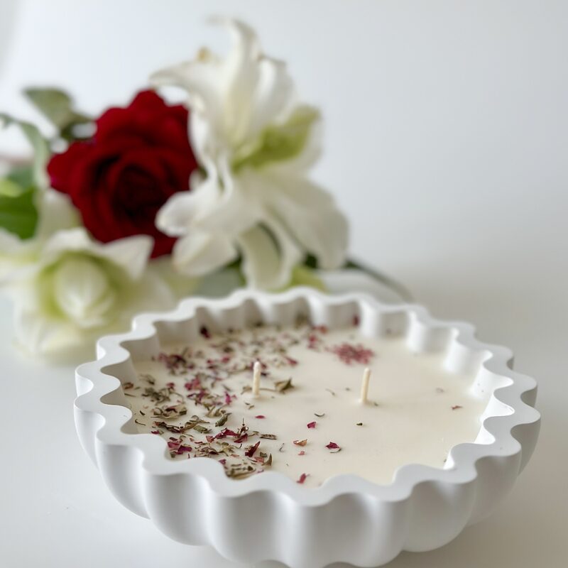 Bougie au jasmin et la rose séchée